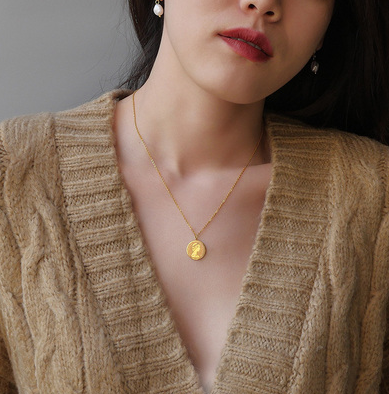 Coin pendant clavicle chain necklace