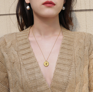 Coin pendant clavicle chain necklace